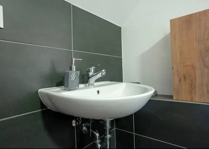 Livemore24 - 5 In West 24-7 Check-in Apartman *